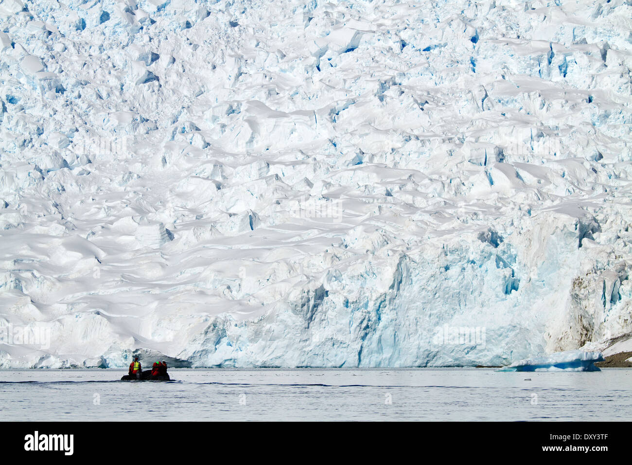 L'antarctique le tourisme avec les passagers des navires de croisière en zodiac dans la vue glacier antarctique et iceberg. Banque D'Images