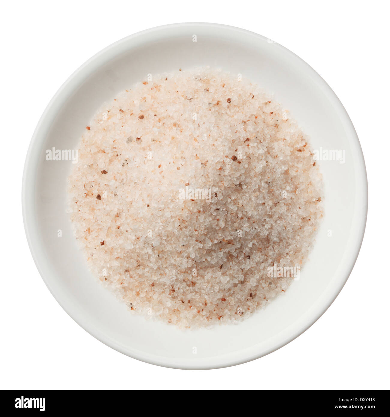 Sel rose de l'himalaya pile dans une assiette isolated on white top view Banque D'Images