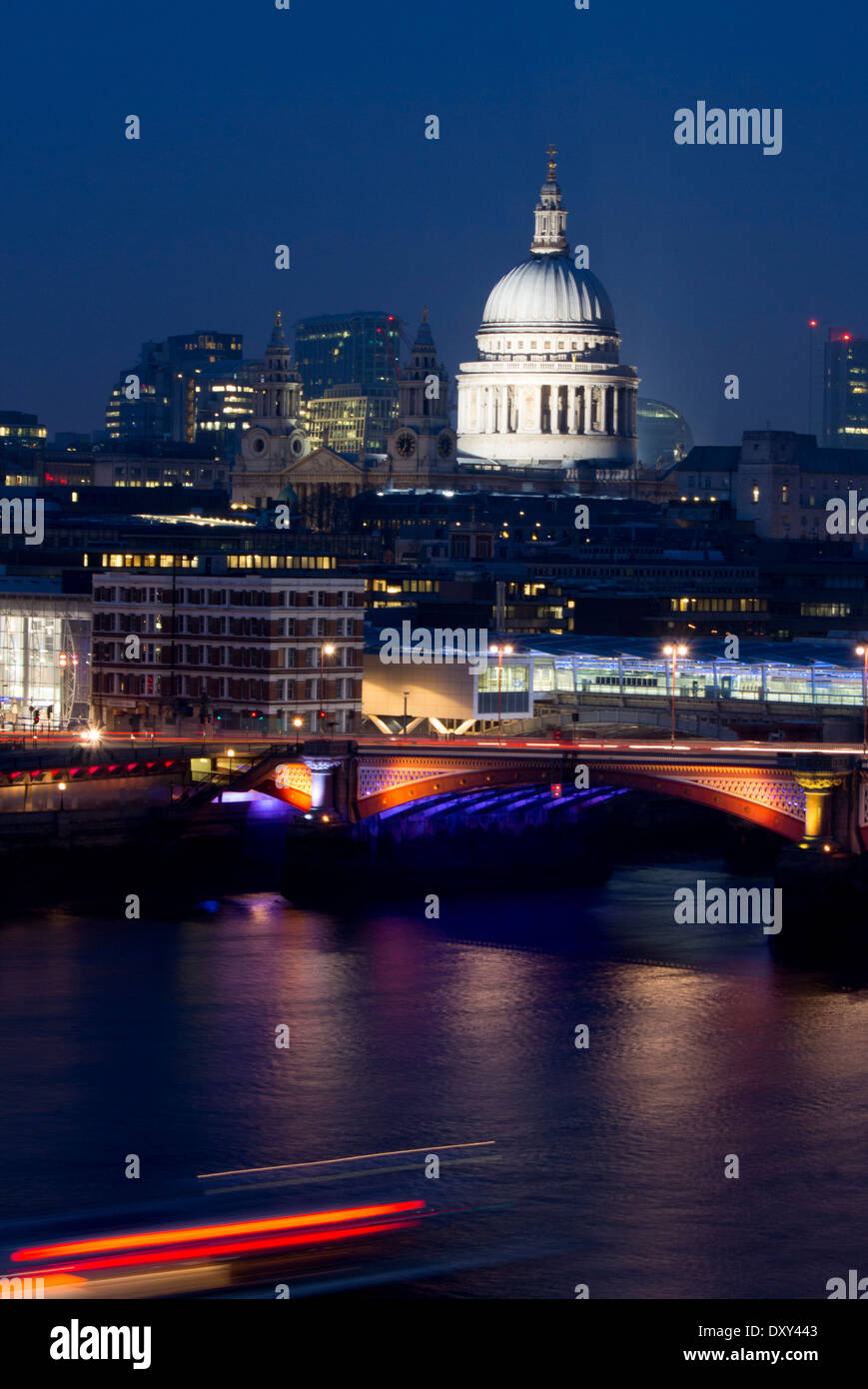 La Cathédrale St Paul, Blackfriars Bridge, Tamise et sur les toits de la ville dans la nuit de l'Oxo Tower London England UK Banque D'Images
