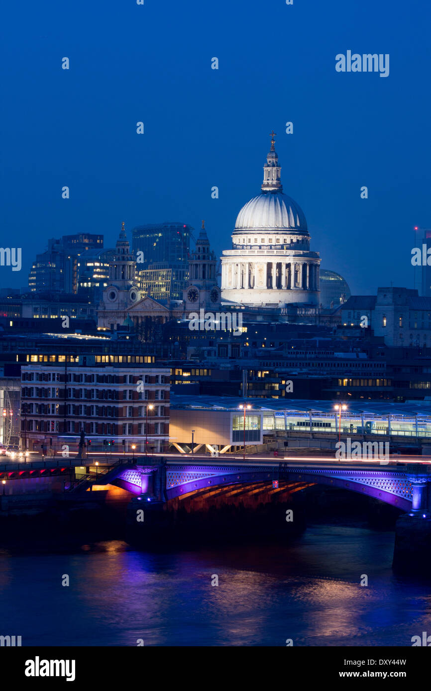 La Cathédrale St Paul, Blackfriars Bridge, Tamise et sur les toits de la ville dans la nuit de l'Oxo Tower London England UK Banque D'Images