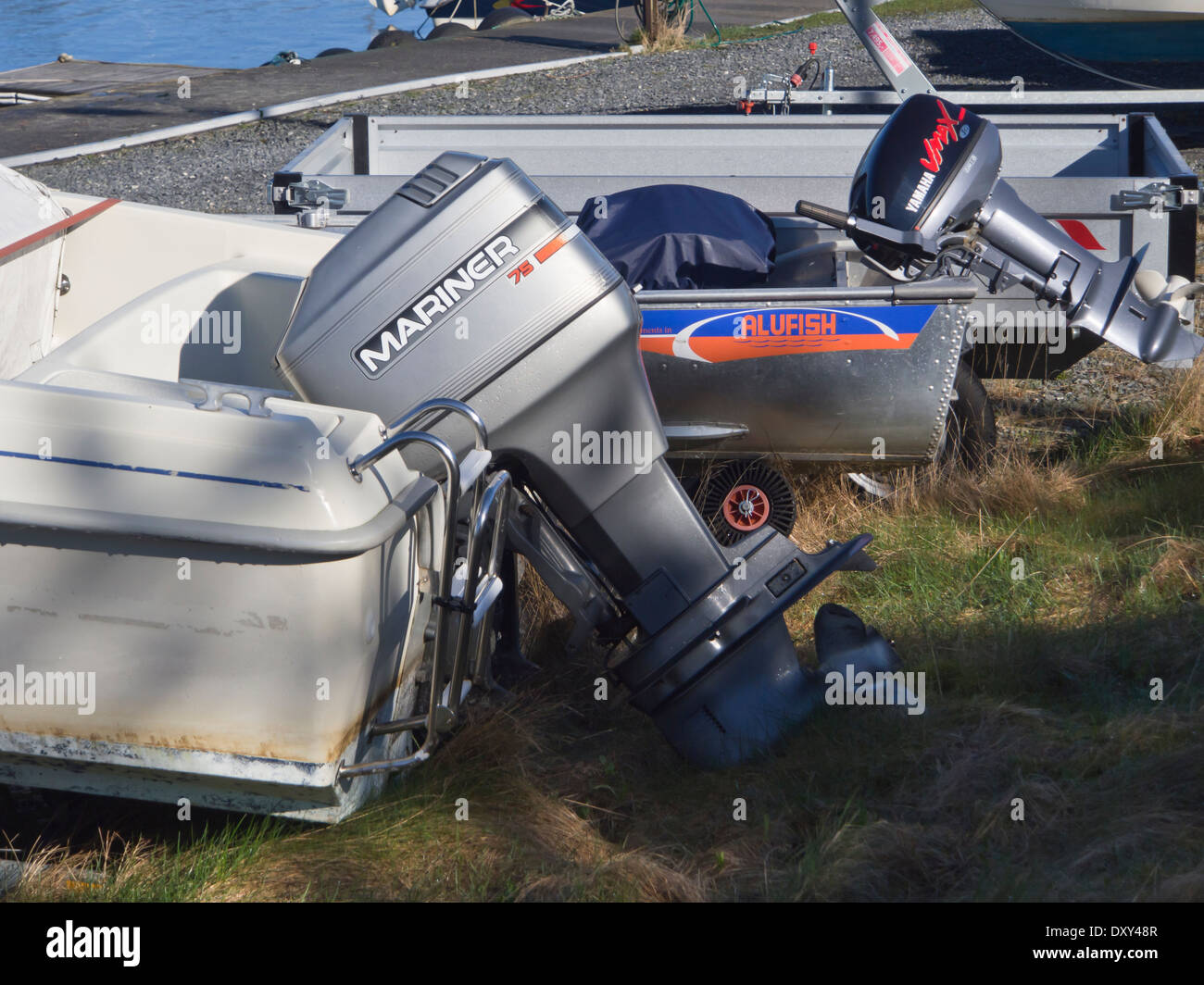 Les moteurs hors-bord sur de petits bateaux à terre hors saison, près de Stavanger en Norvège Banque D'Images