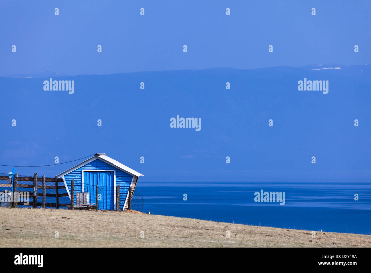 Blue Cottage sur l'île d'Olkhon et une vue sur une partie du lac Baïkal (Sibérie, Russie) on appelle le petit détroit de la mer et sur la rive ouest du Lac Baïkal Banque D'Images