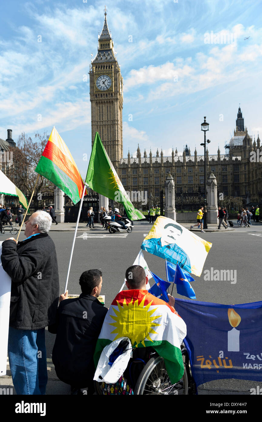 Londres, Royaume-Uni. 1er avril 2014. Mardi 1er avril 2014. Bannières et drapeaux portés par les Kurdes de manifestations devant les portes du Parlement à Westminster. Photographe : Gordon 1928/Alamy Live News Banque D'Images