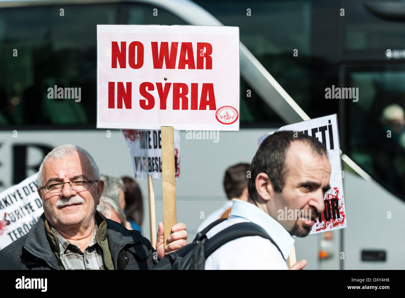 Londres, Royaume-Uni. 1er avril 2014. Mardi 1er avril 2014. Un manifestant portant une banderole en tant que Kurdes manifestation devant les portes du Parlement à Westminster. Photographe : Gordon 1928/Alamy Live News Banque D'Images