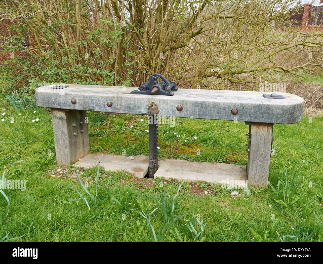 Verrou pour contrôler le niveau de l'eau entre deux rivières à Middlewich Cheshire UK Banque D'Images
