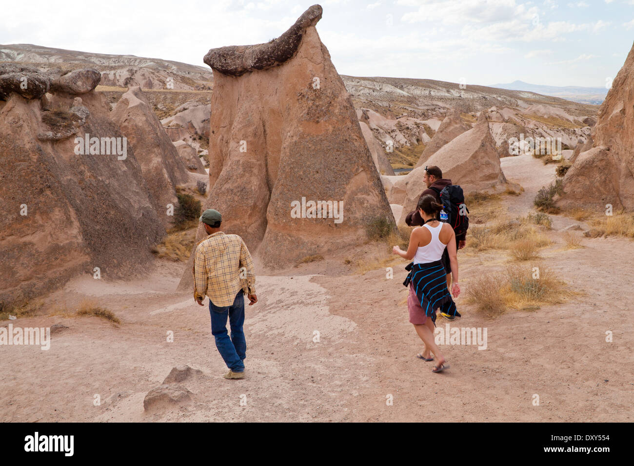 Les gens qui marchent dans la vallée de Devrent en Cappadoce Banque D'Images