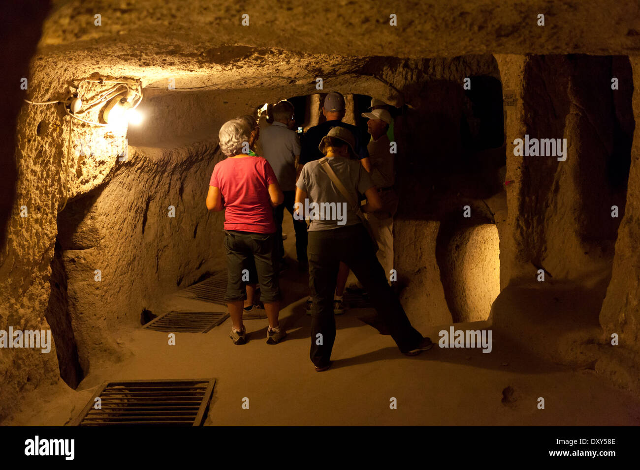 Les gens dans la ville souterraine de Kaymakli en Cappadoce Banque D'Images