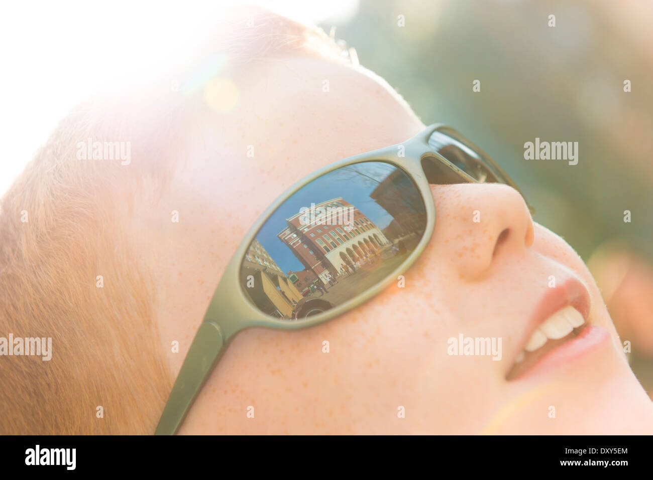 Dans le refelcted Brindleyplace lunettes d'un enfant. Brindleyplace, Birmingham Banque D'Images