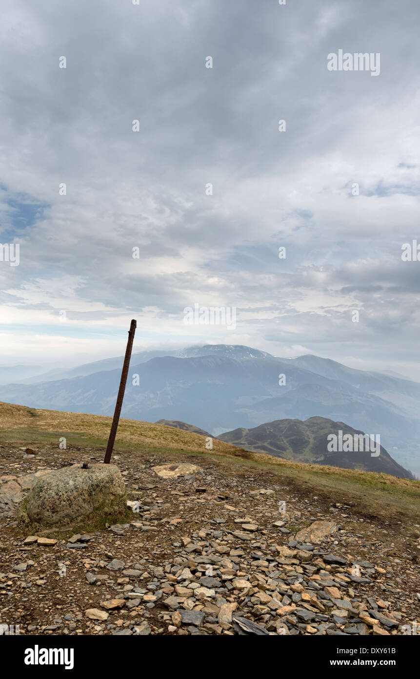 Barf et Skiddaw de seigneur du conducteur en haut de Whinlatter forest dans le Lake District, Cumbria, Angleterre Banque D'Images