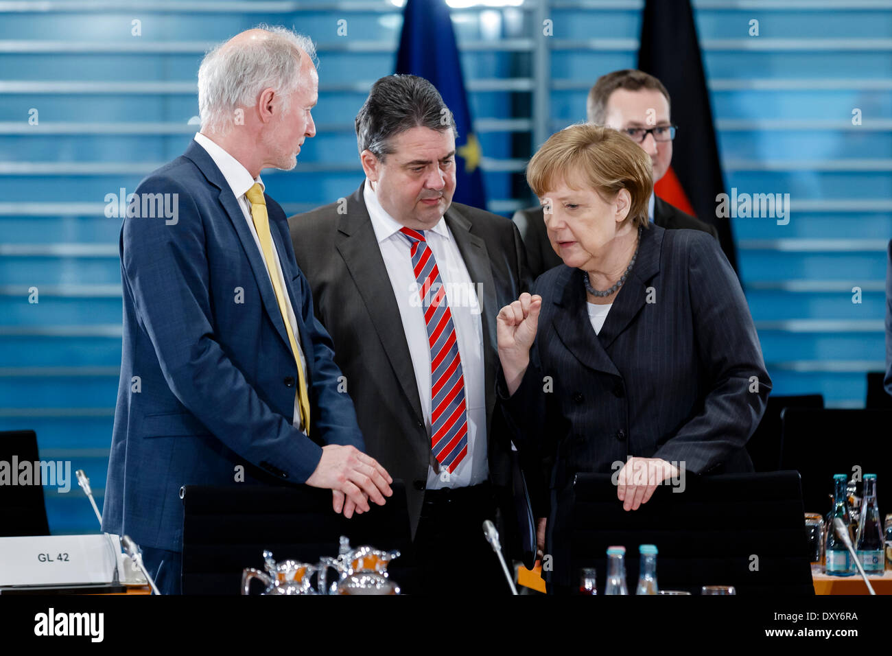 Berlin, Allemagne. 01 avril, 2014. Rencontre avec la Chancelière Merkel Ministre Présidents des pays de l'amendement de la loi sur les énergies renouvelables avec la participation de Sigmar Gabriel (SPD), Ministre allemand de l'économie et de l'énergie et le président de l'Agence fédérale des réseaux, Jochen Hohmann suivie d'une conférence de presse conjointe à la chancellerie à Berlin. / Photo : Sigmar Gabriel (SPD), Ministre allemand de l'économie et de l'Énergie, Président de l'Agence fédérale des réseaux, Jochen Hohmann et la Chancelière allemande, Angela Merkel (CDU), Crédit : Reynaldo Chaib Paganelli/Alamy Live News Banque D'Images