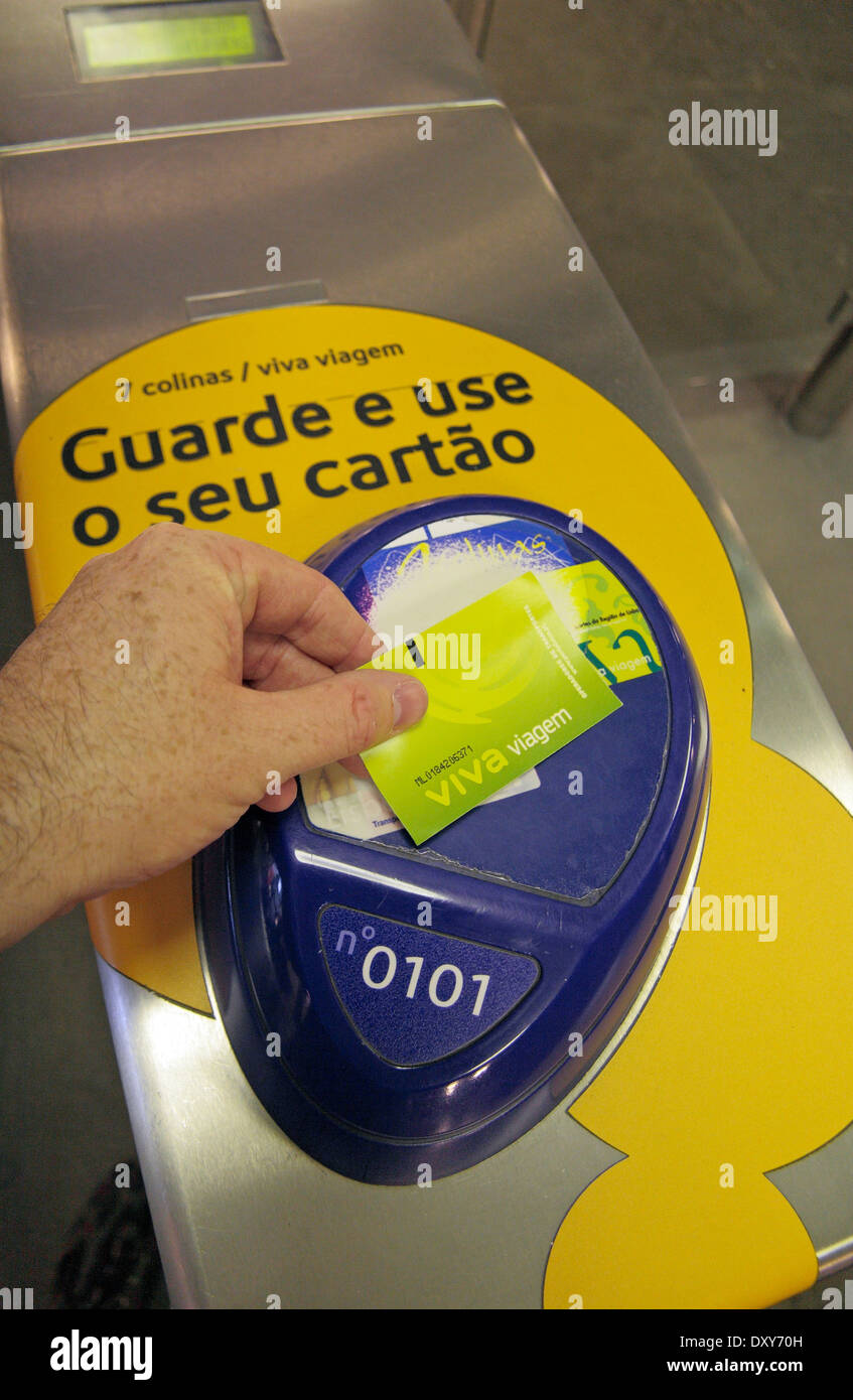 En utilisant un ticket pour sortir du métro de Lisbonne en tramway de Lisbonne (Lisboa) au Portugal. Banque D'Images