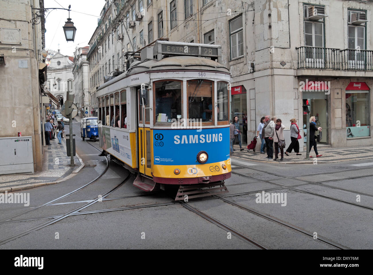 Pas d'un tram 28 à Estrela, dans le centre de Lisbonne, Portugal. Banque D'Images