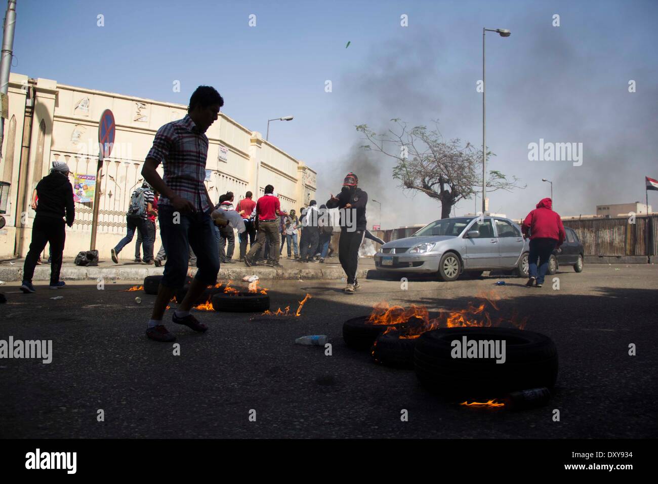 Le Caire, Égypte. 1er avril 2014. Les étudiants protestataires sont vus dans l'Université Ain Shams du Caire, capitale de l'Égypte, le 1er avril 2014. Des affrontements ont éclaté entre les forces de sécurité et anti-militaires les étudiants sur le campus de l'université ici mardi. Credit : Mustapha Elsayed/Xinhua/Alamy Live News Banque D'Images
