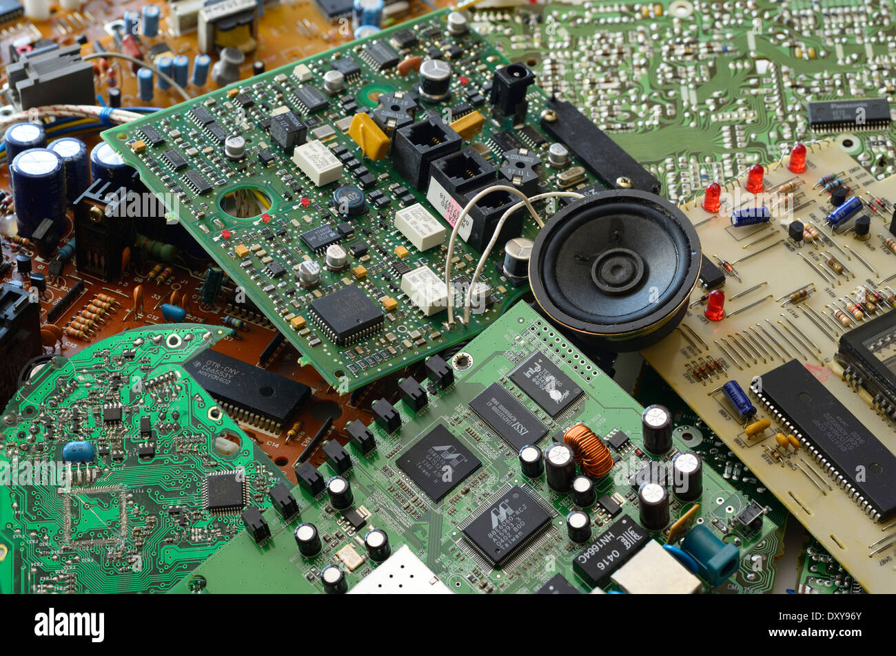 Collection de composants électroniques indésirables avec les puces et les cartes de circuit imprimé intégré Banque D'Images