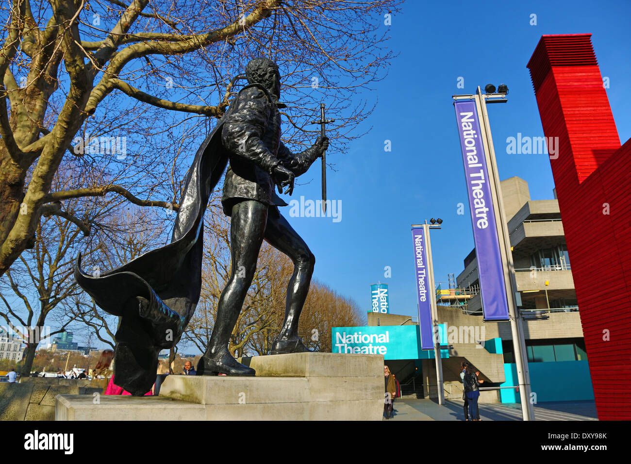 Statue de Laurence Olivier et Théâtre National sur la rive sud de Londres, en Angleterre Banque D'Images