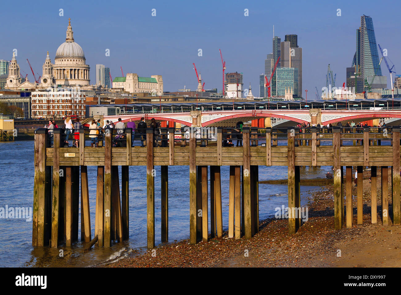 Jetée en bois à l'Oxo Tower Wharf sur la Tamise avec Blackfriars Bridge et de la ville de Londres à Londres, Angleterre Banque D'Images