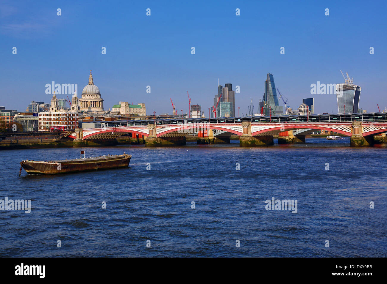 Tamise avec Blackfriars Bridge et de la ville de Londres à Londres, Angleterre Banque D'Images