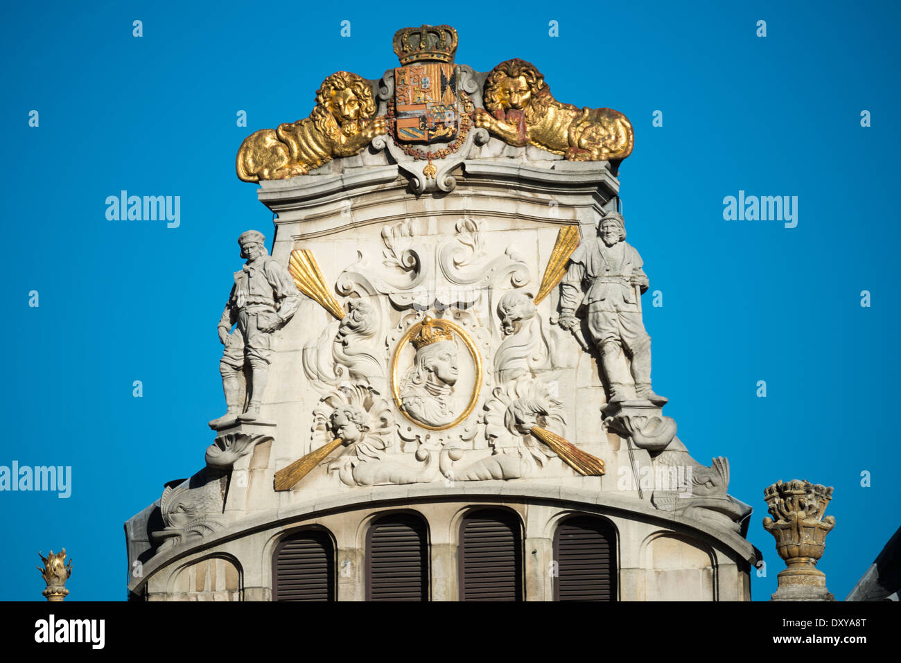 Grande place Guildhalls architecture Bruxelles Belgique // les halls historiques bordant le côté nord-ouest de la Grand-place (la Grand-place), un site classé au patrimoine mondial de l'UNESCO dans le centre de Bruxelles, Belgique. Bordée de bâtiments historiques ornés, la place pavée est la principale attraction touristique de Bruxelles. Banque D'Images