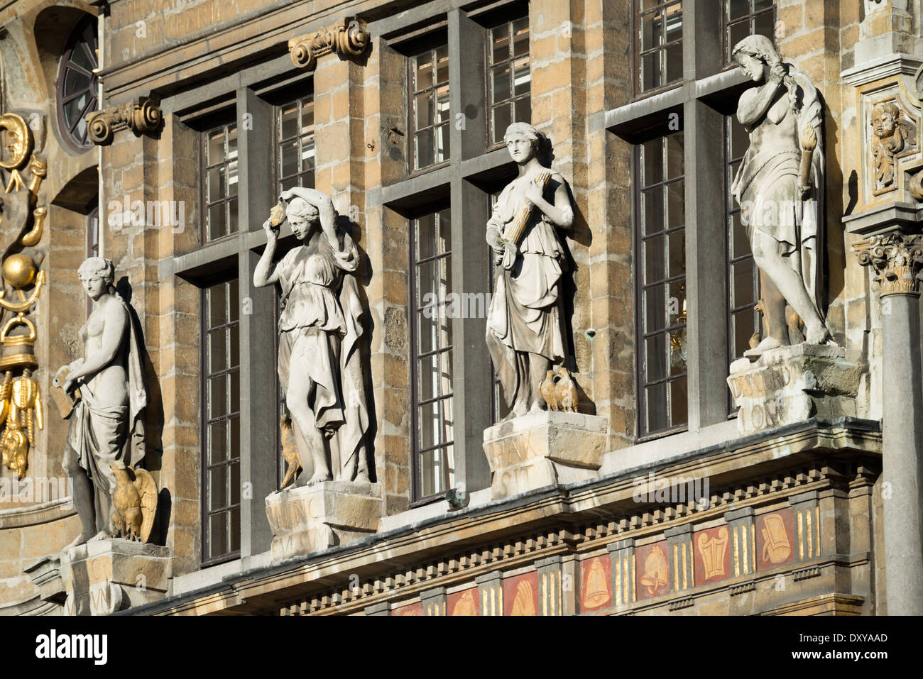 BRUXELLES, Belgique — des statues ornent la façade de l'un des bâtiments historiques de la Grand-place, la place centrale de Bruxelles. Les détails sculpturaux, caractéristiques de l'architecture baroque belge, témoignent de l'artisanat artistique de la fin du XVIIe siècle. Ces éléments décoratifs font partie du riche patrimoine architectural du site classé au patrimoine mondial de l'UNESCO. Banque D'Images