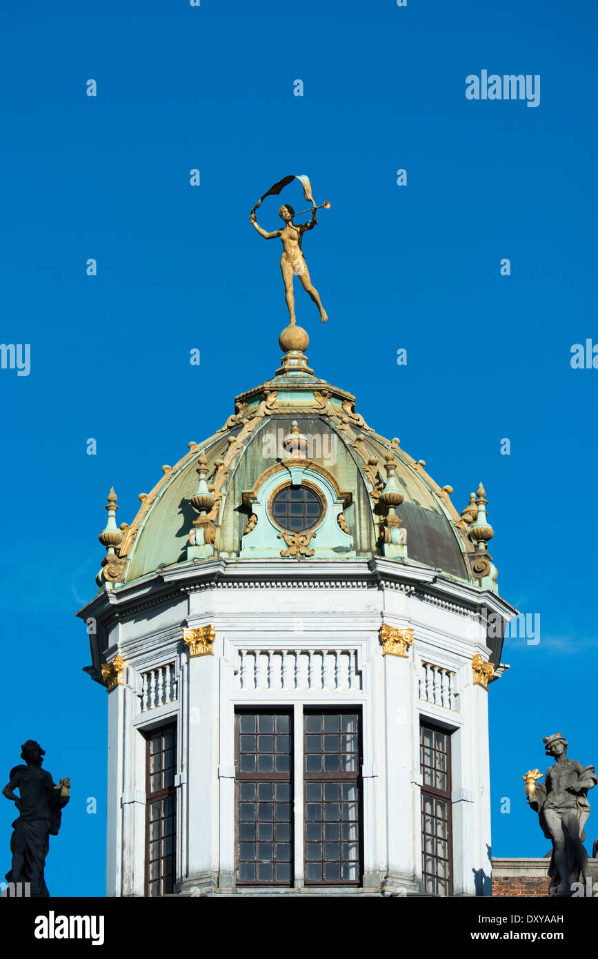Grand place Roy d'Espagne Statue du dôme Bruxelles Belgique // BRUXELLES, Belgique — le dôme orné et la statue couronnant le Roy d'Espagne (Maison du roi d'Espagne) se dresse bien en vue sur la Grand place. Cette guildhall historique, qui abritait à l'origine la Guilde des boulangers, présente des éléments architecturaux baroques distinctifs. Le bâtiment, reconstruit après 1695, représente l'un des monuments architecturaux les plus remarquables de la place. Banque D'Images