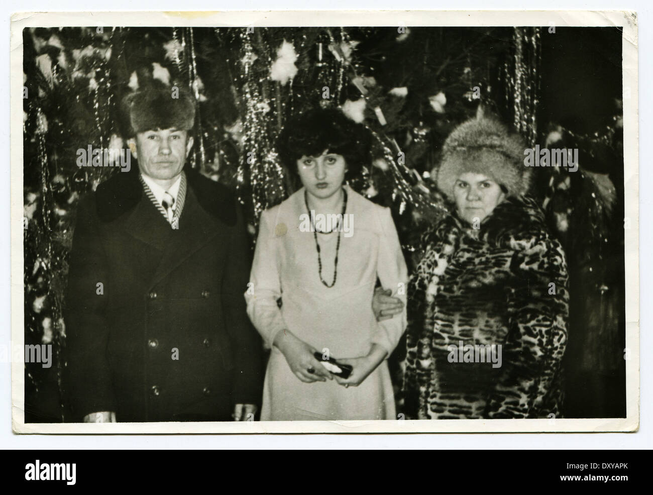 Urss - circa 1960 : portrait de famille sur l'arrière-plan d'arbres Banque D'Images