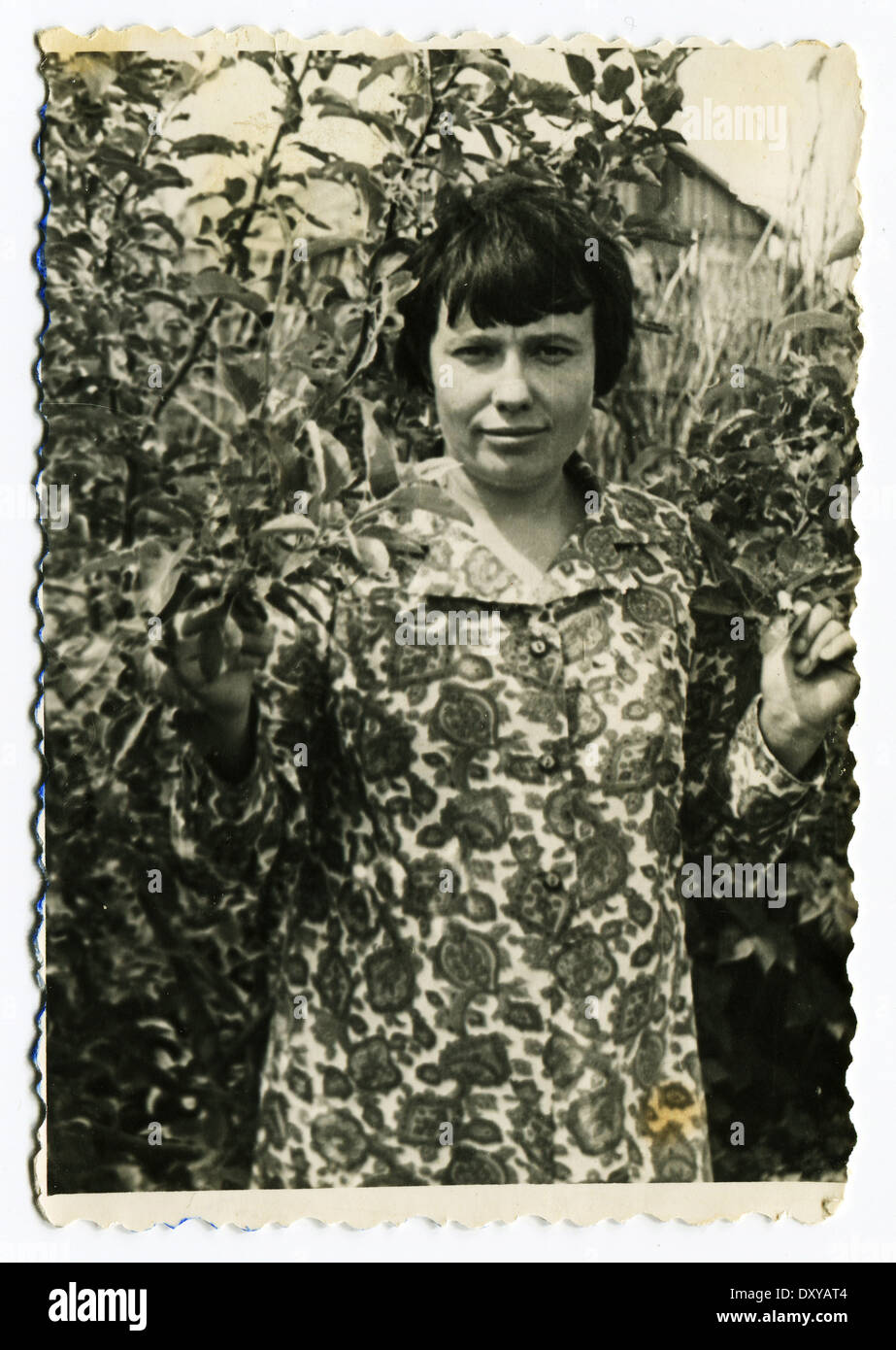 Urss - circa 1930 : Vintage photo montre fille dans le jardin, 1930 Banque D'Images