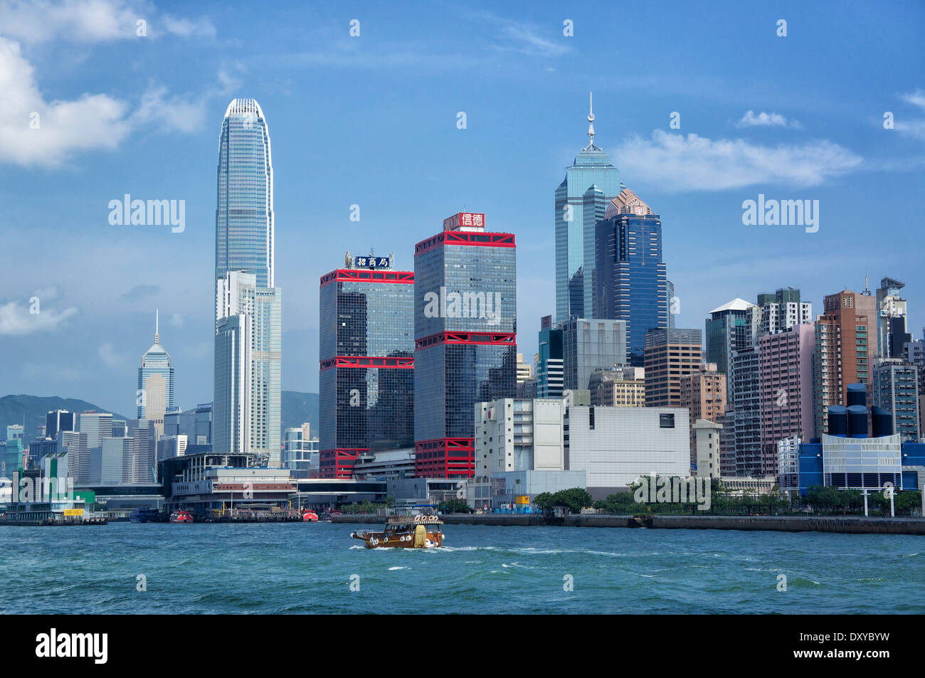 L'île de Hong Kong skyline vue de la mer Banque D'Images