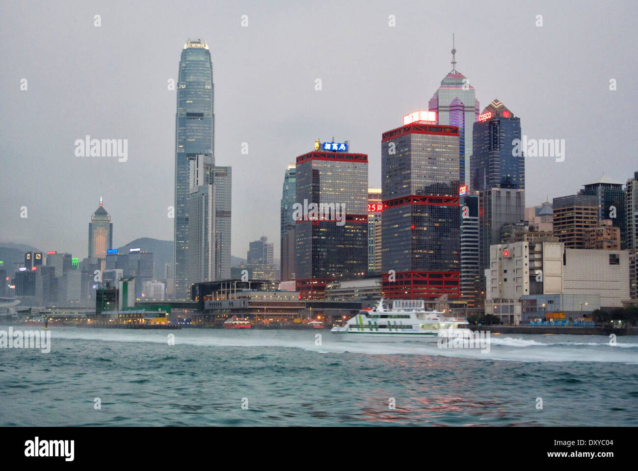 L'île de Hong Kong skyline vue de la mer au coucher du soleil Banque D'Images