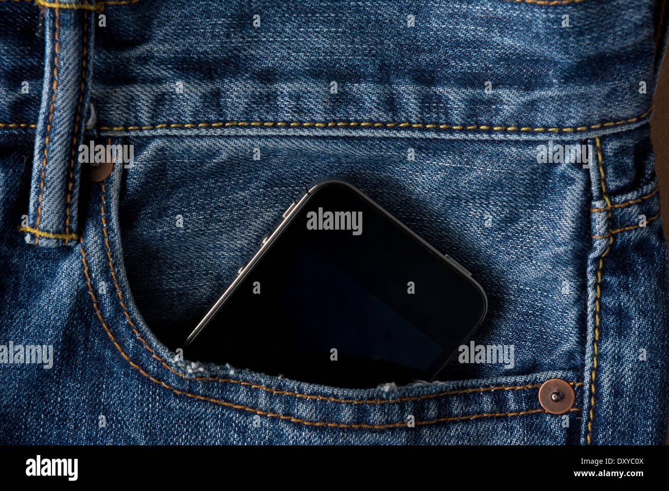 Libre de téléphone cellulaire dans la poche de jeans bleu Banque D'Images