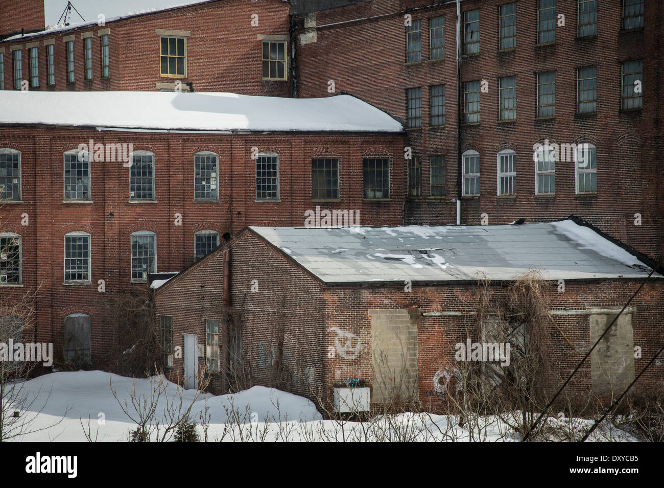 Ancien bâtiment industriel en brique avec de la neige à l'extérieur Banque D'Images