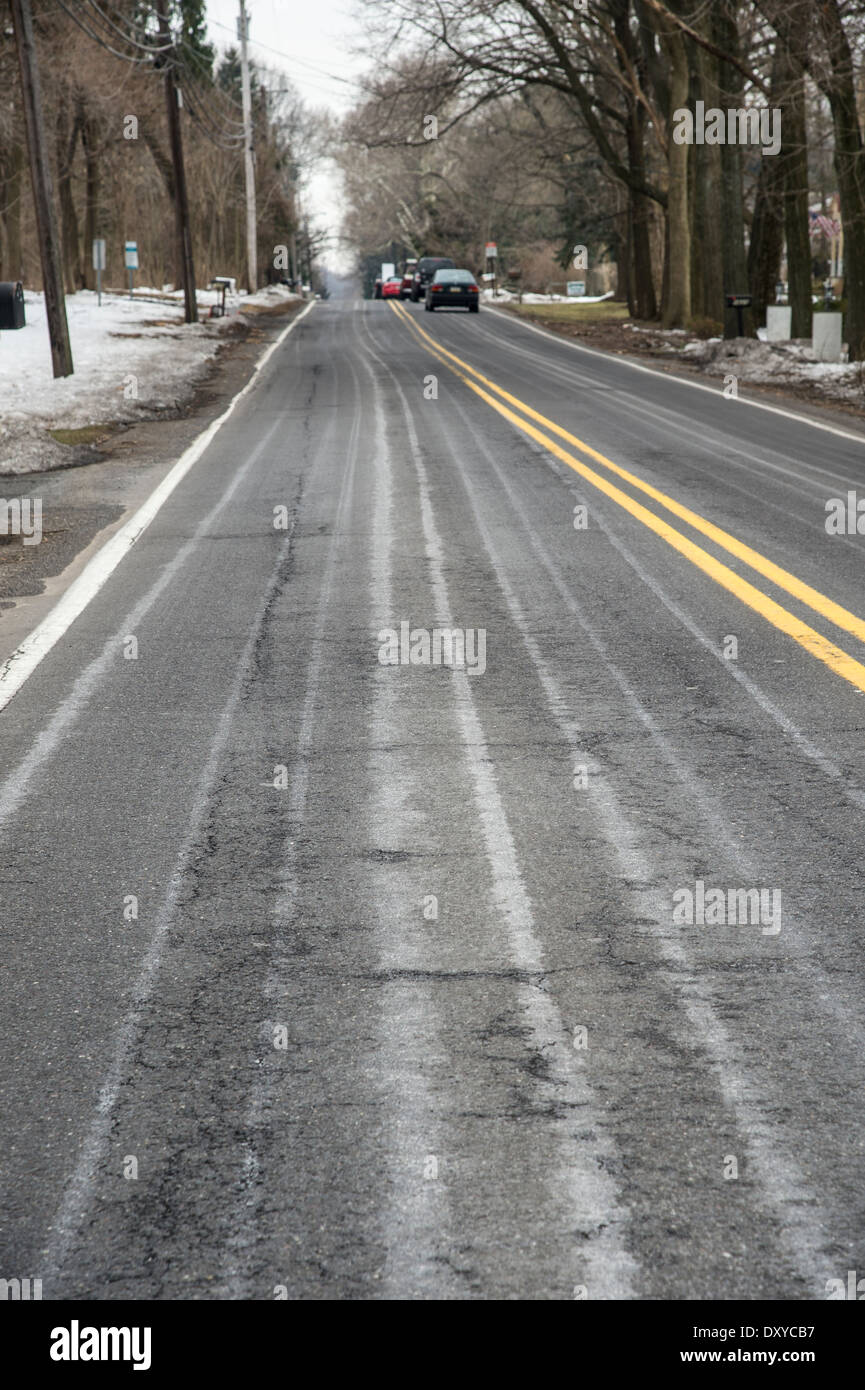 La saumure de sel sur la Route en préparation pour approcher la tempête de neige Banque D'Images