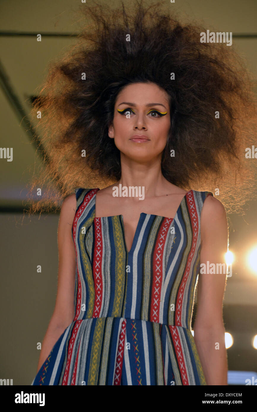 Athènes, Grèce - 1er avril 2014 : un modèle porte une création faite par le créateur de mode grec Panos Apergis durant la semaine Fashion Designers Xclusive d'Athènes à Athènes. (Photo de George/Panagakis Pacific Press) Banque D'Images