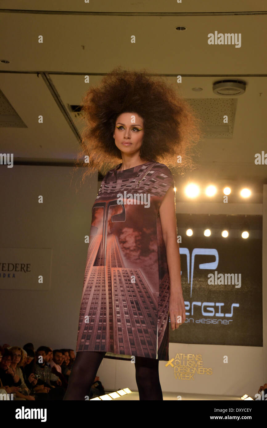 Athènes, Grèce - 1er avril 2014 : un modèle porte une création faite par le créateur de mode grec Panos Apergis durant la semaine Fashion Designers Xclusive d'Athènes à Athènes. (Photo de George/Panagakis Pacific Press) Banque D'Images