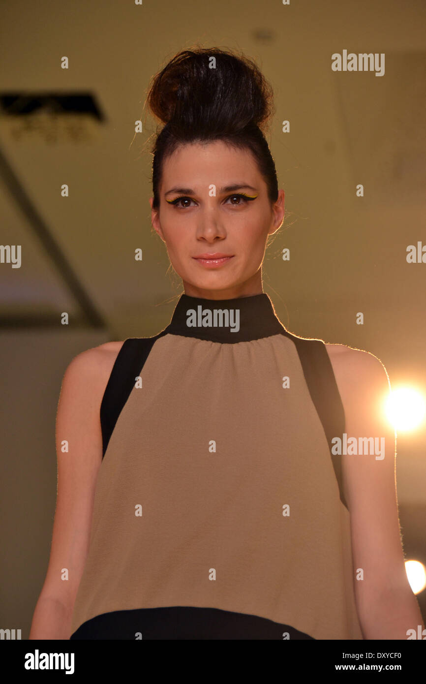 Athènes, Grèce - 1er avril 2014 : un modèle porte une création faite par le créateur de mode grec Panos Apergis durant la semaine Fashion Designers Xclusive d'Athènes à Athènes. (Photo de George/Panagakis Pacific Press) Banque D'Images