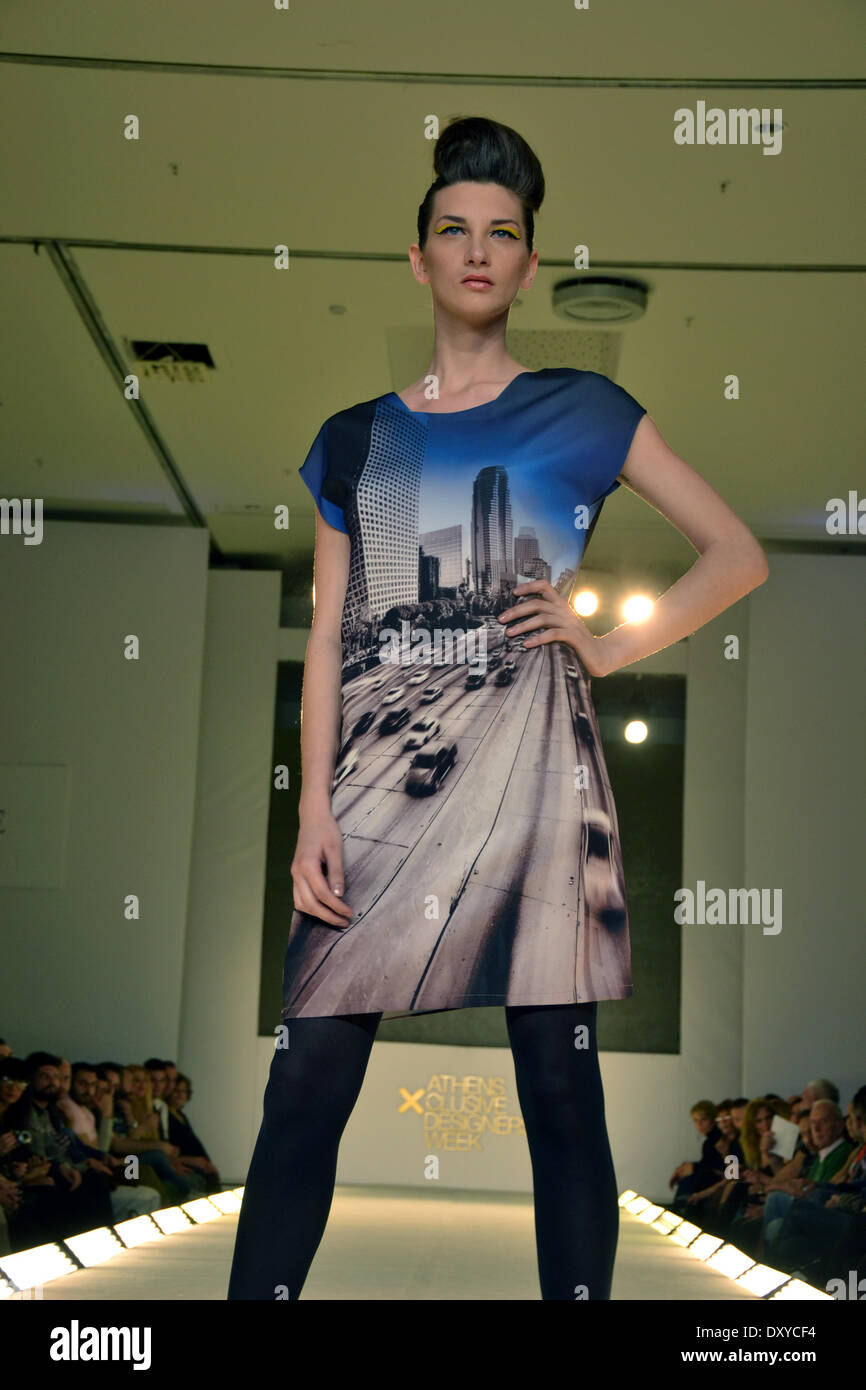Athènes, Grèce - 1er avril 2014 : un modèle porte une création faite par le créateur de mode grec Panos Apergis durant la semaine Fashion Designers Xclusive d'Athènes à Athènes. (Photo de George/Panagakis Pacific Press) Banque D'Images