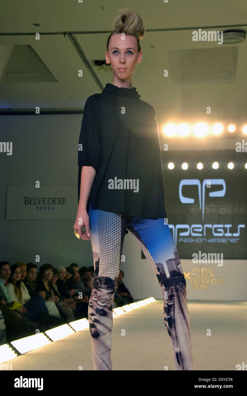 Athènes, Grèce - 1er avril 2014 : un modèle porte une création faite par le créateur de mode grec Panos Apergis durant la semaine Fashion Designers Xclusive d'Athènes à Athènes. (Photo de George/Panagakis Pacific Press) Banque D'Images