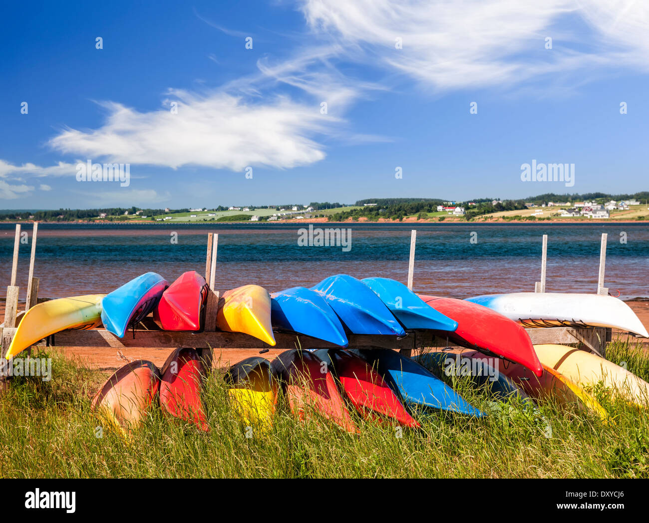 Kayaks colorés stockés sur la côte atlantique dans la région de North Rustico, Prince Edward Island, Canada Banque D'Images