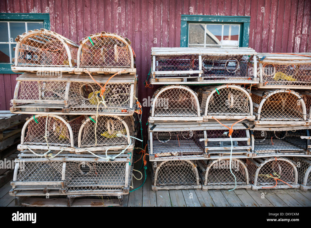 Des piles de casiers à homard en bois dans la région de North Rustico, Prince Edward Island, Canada. Banque D'Images