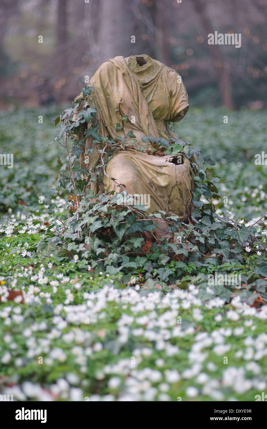 Corps sans tête en fleurs fleurs de printemps entre sculpture Banque D'Images