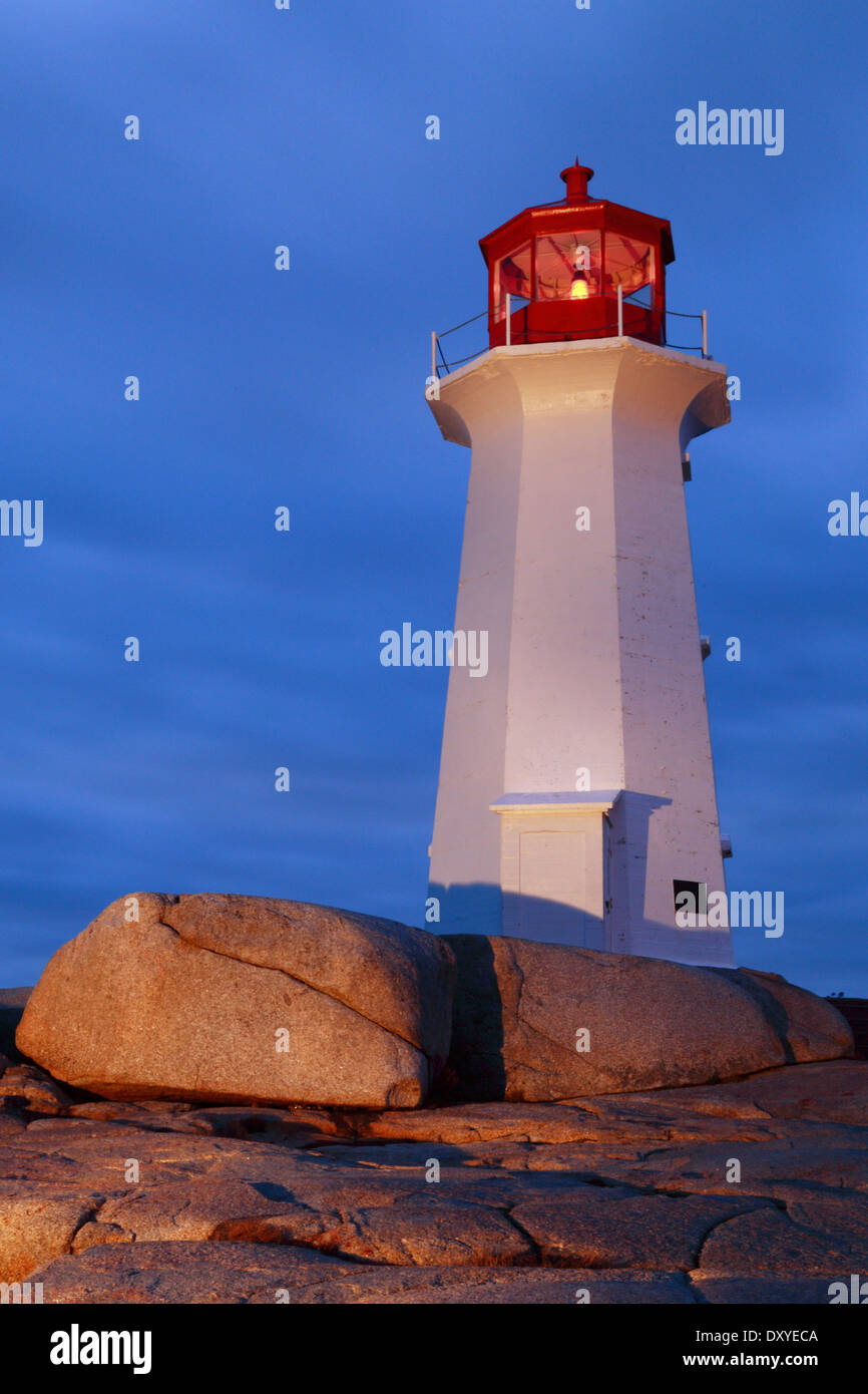 Une peinture de phare de Peggy's Cove sur une nuit d'hiver orageux, en Nouvelle-Écosse, Canada. Banque D'Images