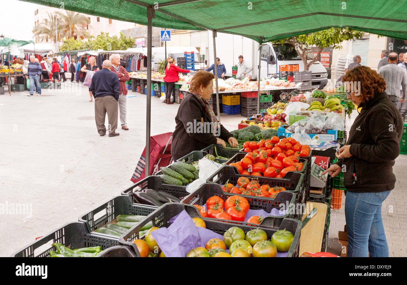 Les gens du shopping à un kiosque de légumes dans un marché de village, Turre, Almeria, Andalousie, Espagne Europe Banque D'Images