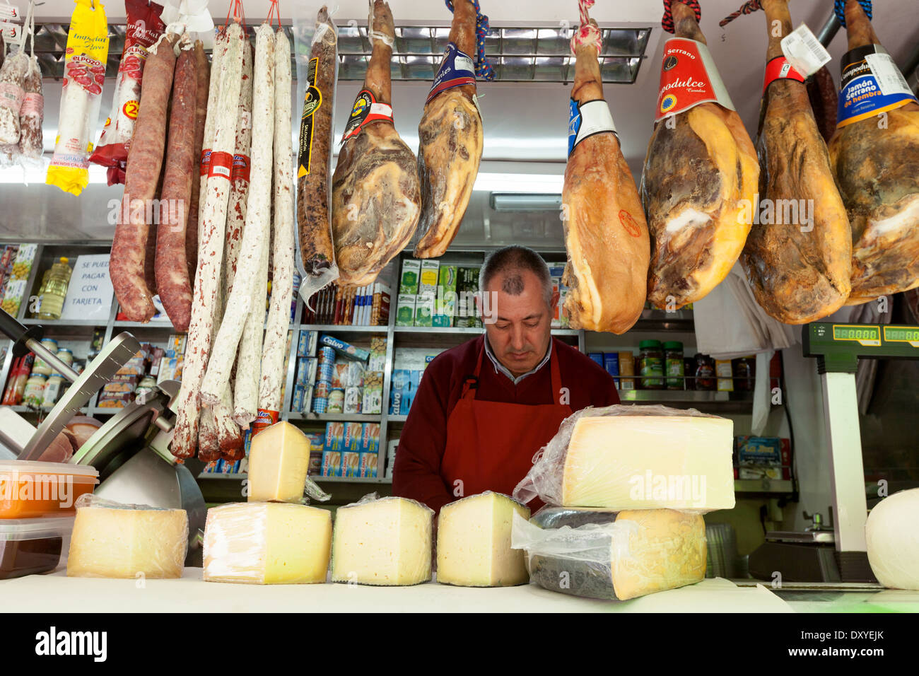 Marché alimentaire de l'Espagne ; un boucher vendant de la viande et du fromage dans son food, marché Turre, Almeria Andalousie Espagne Europe Banque D'Images