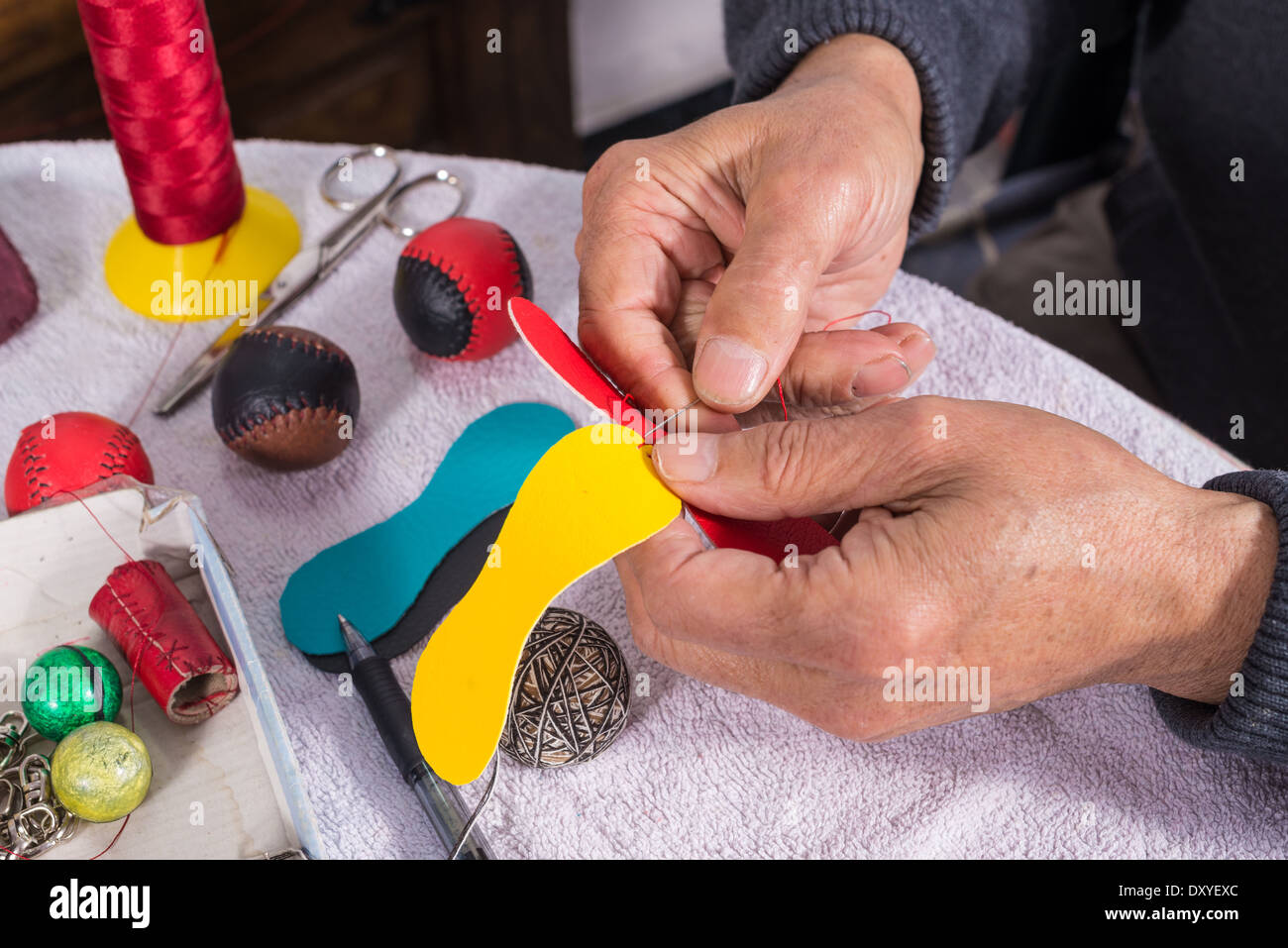 Des mains expérimentées en cuir du patrimoine des balles pour les jeux de pelote basque espagnol traditionnel Banque D'Images