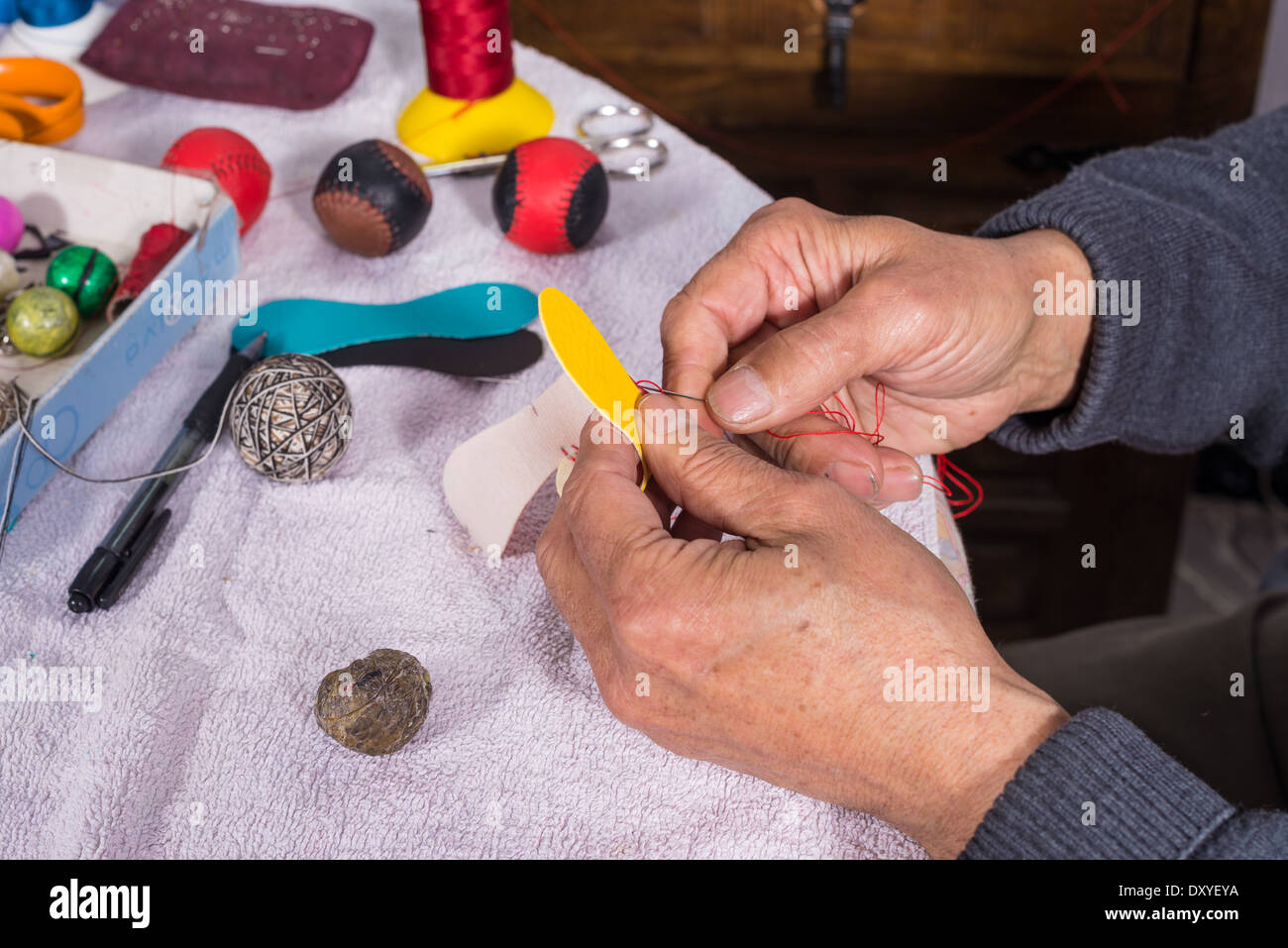 Des mains expérimentées en cuir du patrimoine des balles pour les jeux de pelote basque espagnol traditionnel Banque D'Images