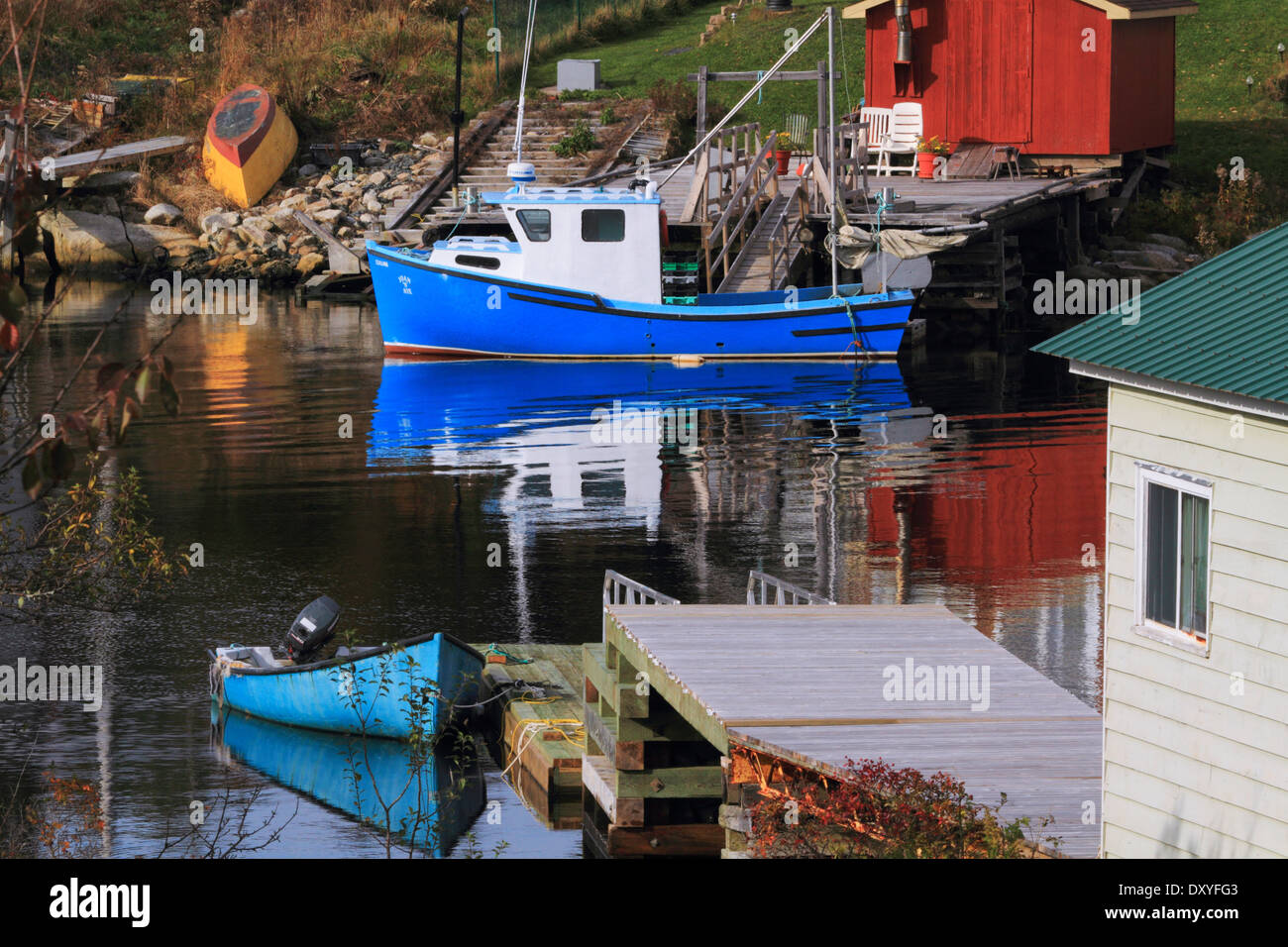 Bateau de pêche et d'autres au repos dans un cadre paisible - entrée d'Herring Cove, Halifax, Nouvelle-Écosse, Canada. Banque D'Images