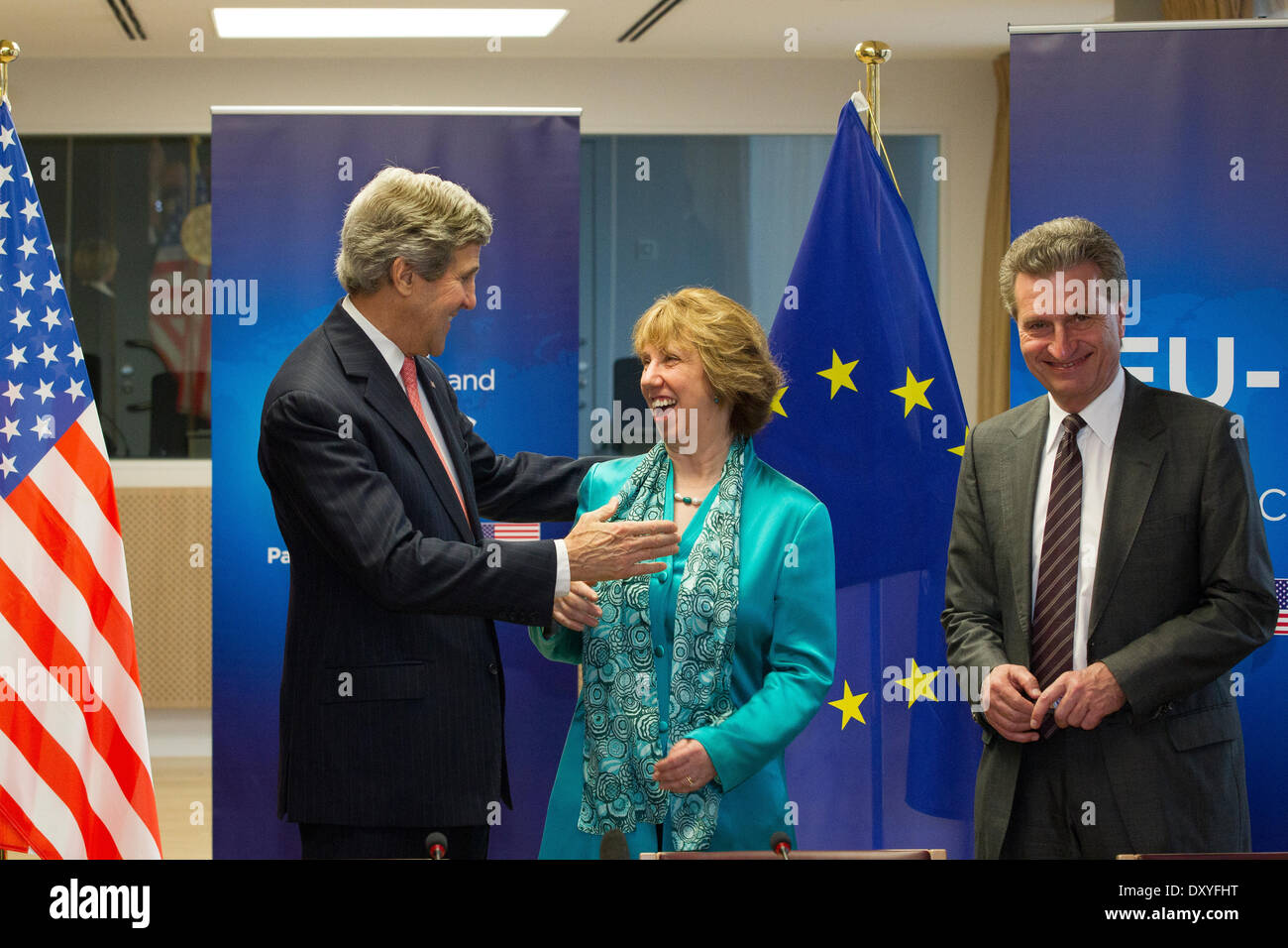 Sur la photo lors de sa visite à l'Union européenne a été secrétaire d'Etat américain John Kerry avec la Haute Représentante de l'UE Catherine Ashton et le commissaire européen chargé de l'énergie Gunther Oettinger. Banque D'Images