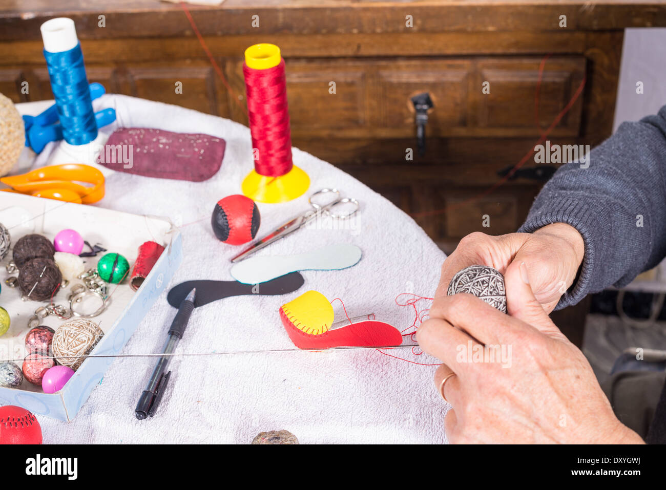 Image main d'hommes anciens traditionnels couture boules jai alai Banque D'Images