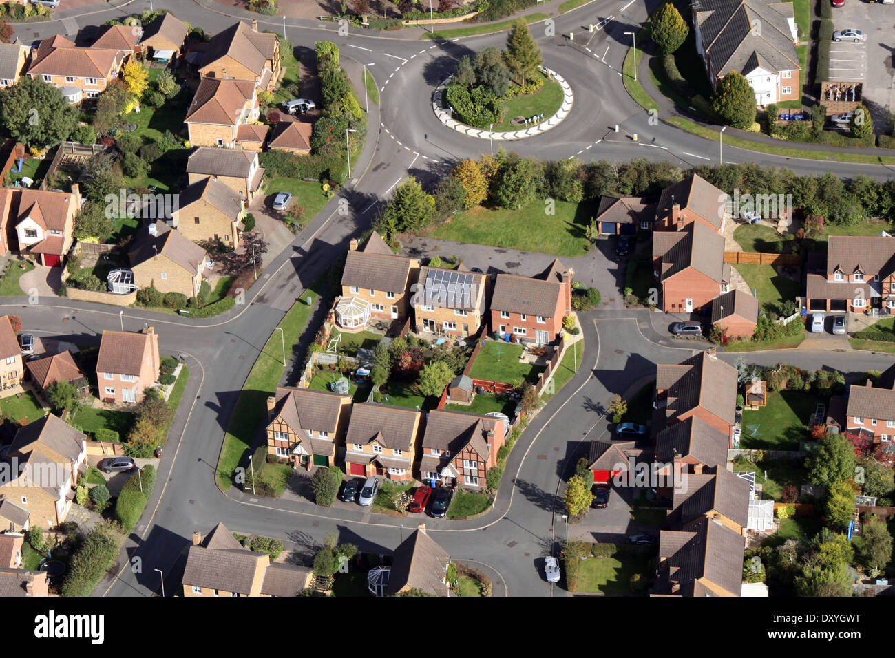 Vue aérienne de l'habitation moderne avec des panneaux solaires sur le toit Banque D'Images