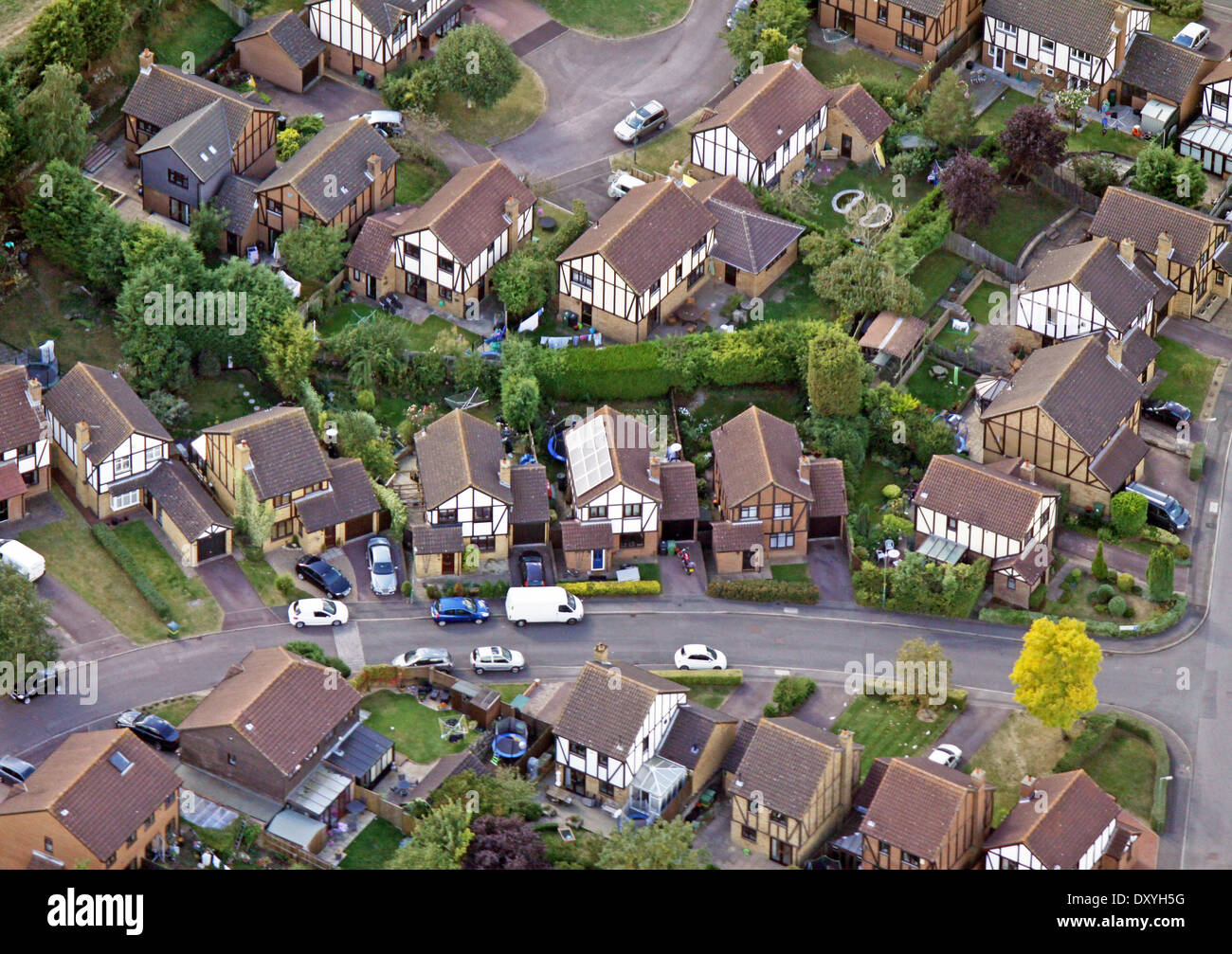 Vue aérienne de logements modernes, dans un style à colombages, avec des panneaux solaires sur le toit Banque D'Images