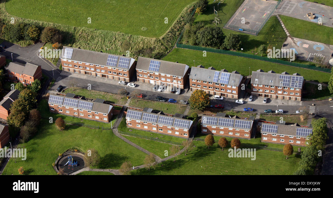 Vue aérienne de la terrasse moderne avec des panneaux solaires sur le toit Banque D'Images